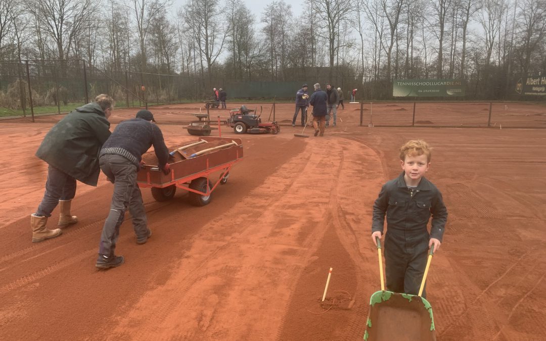Preparatie tennisbanen TV Galefjild 2020 door oa Roland en Mats van Tennisschool Lucardie